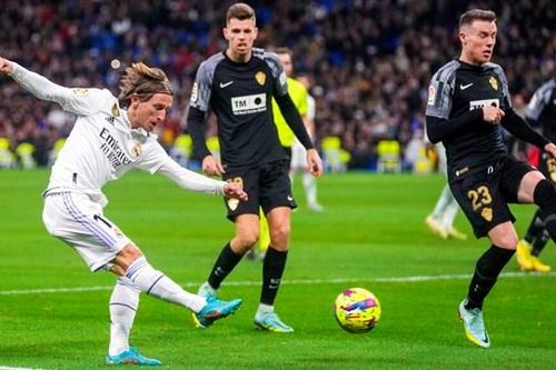 Thắng đậm Elche, Real Madrid áp sát ngôi đầu bảng