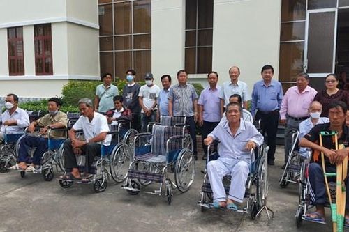 Bạc Liêu: Tặng 110 xe lăn cho người khuyết tật