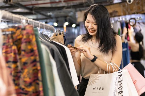 Những chiếc váy tiền triệu chỉ mặc một lần