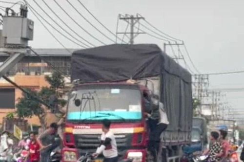 Đập phá xe đầu kéo vì nghĩ bị tạt đầu