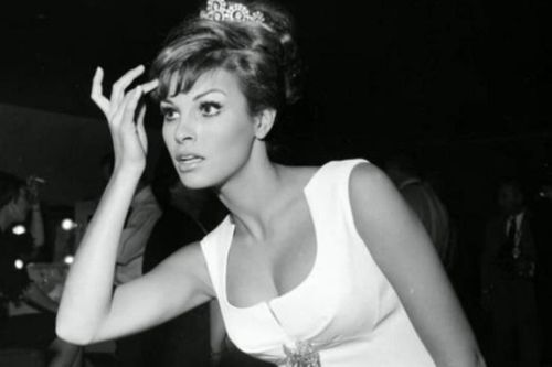 Biểu tượng gợi cảm Raquel Welch qua đời