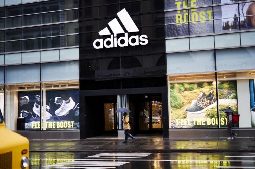 Adidas đối diện với khủng hoảng nghiêm trọng