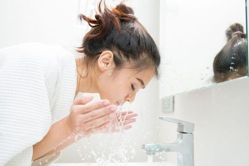 Nên dùng nước ấm hay lạnh để rửa mặt?