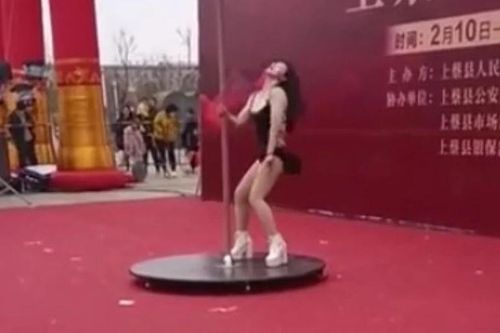 Hội chợ ở Trung Quốc bị chỉ trích vì thuê vũ công múa cột