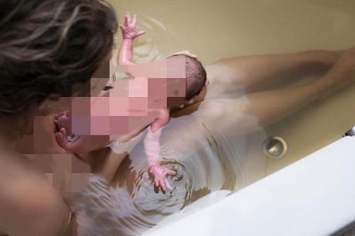 Bé 13 tuổi sinh con trong nhà tắm: Còn 'lỗ hổng' về giáo dục giới tính