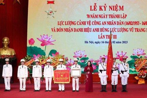 Quyền Chủ tịch nước trao danh hiệu Anh hùng LLVTND tặng Bộ Tư lệnh cảnh vệ