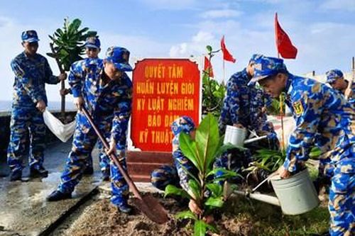 Trồng cây xanh rèn ý chí, xây quyết tâm