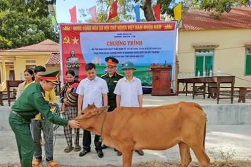 Tạo sinh kế bền vững cho đồng bào thoát nghèo