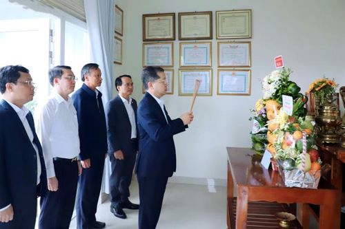 Bí thư Thành ủy Nguyễn Văn Quảng viếng đồng chí Hồ Nghinh