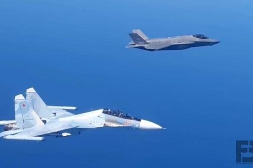 F-35 khiến Su-27 phải quay đầu