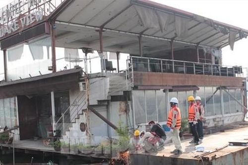 Cưỡng chế di dời 4 'tàu ma' cuối cùng khỏi hồ Tây
