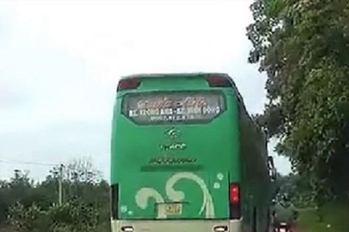 Tước phù hiệu xe khách chạy sai hành trình, vượt ẩu ép ngã người đi đường