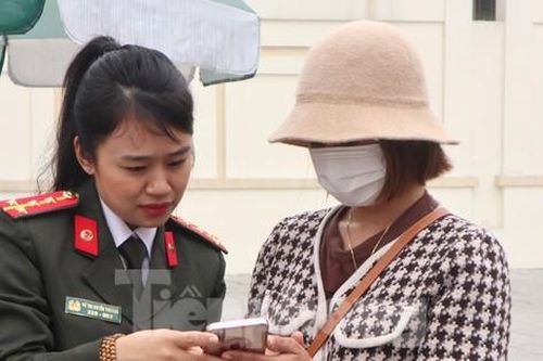 Tuổi trẻ Công an Nghệ An tăng cường hỗ trợ người dân làm hộ chiếu online