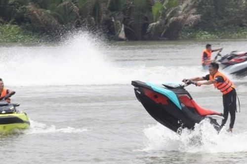 Mô tô nước 'đại náo' các tuyến sông Sài Gòn