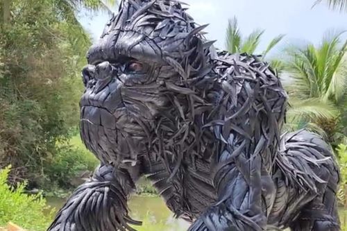 8X miền Tây làm mô hình King Kong từ lốp xe, nhiều người trầm trồ