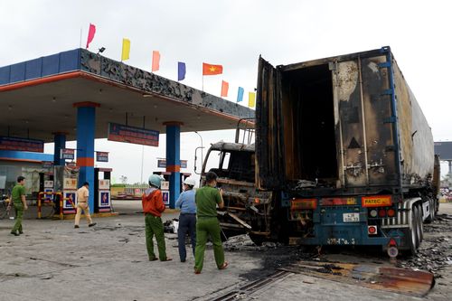 Quảng Nam: Xe tải cháy trơ khung trong đêm ngay trước cây xăng