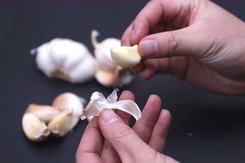 Không chỉ củ tỏi tốt cho sức khỏe, vỏ tỏi còn có nhiều công dụng tuyệt vời hơn bạn tưởng