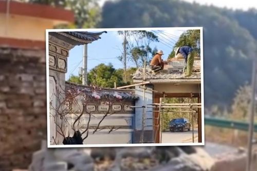 Mong con thoát ế, cha mẹ bỏ ra tiền tỷ xây lại cổng 'phong thủy'