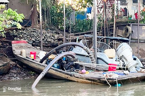 Liên tiếp bắt giữ nhiều phương tiện bơm hút và vận chuyển cát trái phép