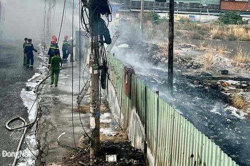 Đốt cỏ, cháy lan lên đường dây hạ thế, hàng trăm hộ dân mất điện