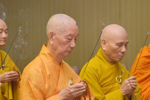 Đức Pháp chủ và các vị Trưởng lão tưởng niệm Đức Đệ nhị Pháp chủ GHPGVN