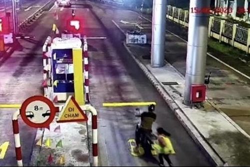 Say rượu chạy xe máy như bay trên cao tốc rồi 'thông chốt' trạm thu phí