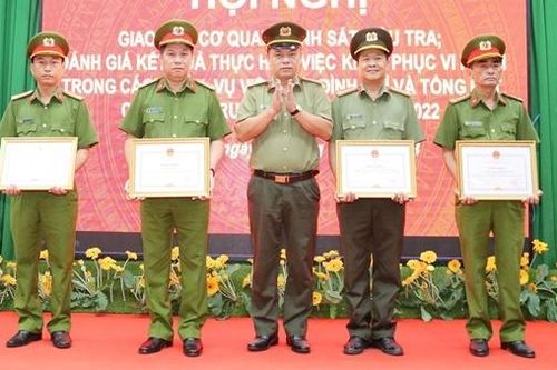 Khen thưởng nhiều tập thể, cá nhân trong điều tra và truy nã tội phạm