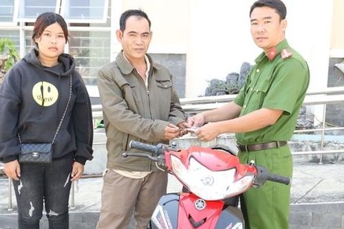 Người dân nghèo cảm động nhận lại tài sản bị trộm
