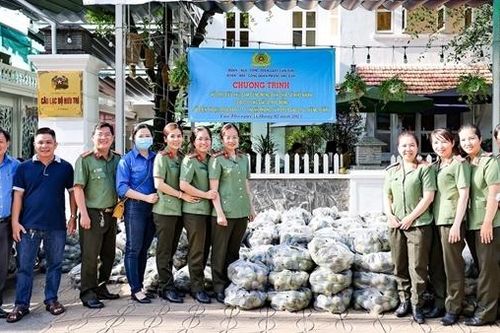 Công an TP Cần Thơ hỗ trợ nông dân Vĩnh Long tiêu thụ cam sành
