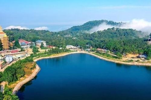 Bức tường lá đỏ Chùa Vạn Linh