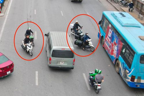 Xe máy nối đuôi nhau đi ngược chiều, cắt mặt ô tô trên đường Giải Phóng, Hà Nội