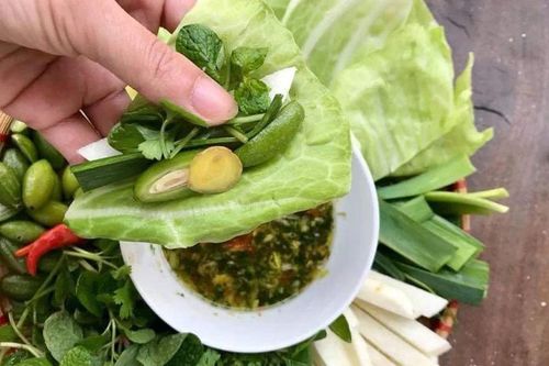 Món ngon: Nhót xanh cuốn bắp cải càng ăn càng thèm