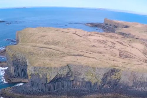 Hàng nghìn cột đá lục giác bao phủ hòn đảo ở Scotland
