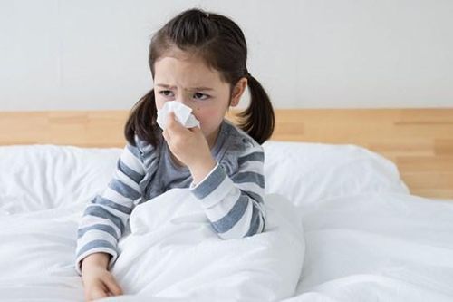 Làm gì khi trẻ chảy máu cam mùa đông?