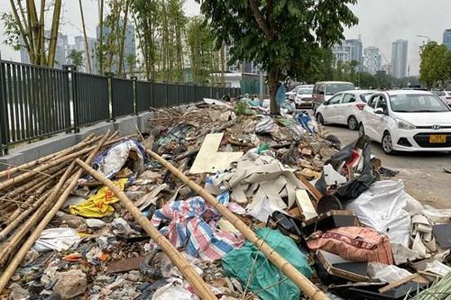 Hà Nội: Con đường mới làm xong trở thành nơi tập kết rác thải