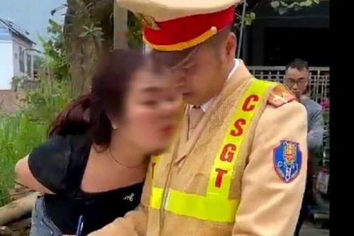 CSGT bị một người phụ nữ lăng mạ
