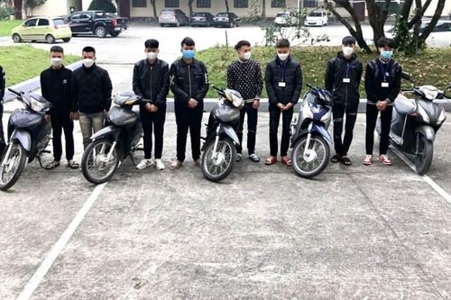 Mang hung khí đuổi đánh nhau náo loạn đường phố, 10 người bị khởi tố