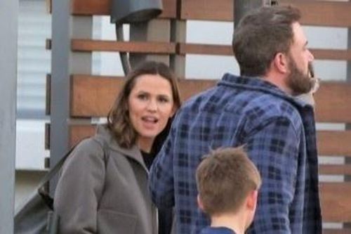 Phản ứng của Ben Affleck khi gặp vợ cũ Jennifer Garner