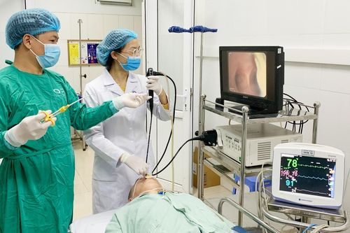 Người đàn ông nuốt nhầm răng giả vào phế quản