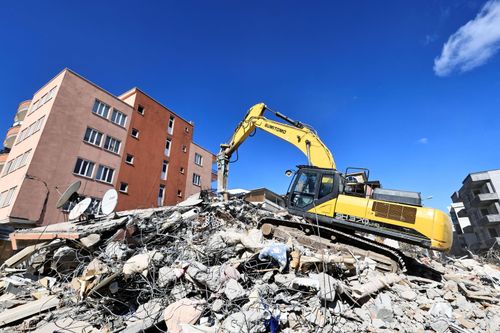 Câu hỏi đầu tiên của người đàn ông được giải cứu sau 10 ngày động đất