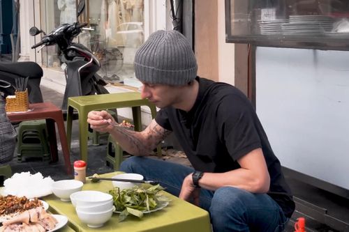 Khách Tây lần đầu ăn tiết canh ngan