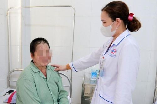 Người phụ nữ bị lở loét toàn thân do tắm lá chữa bệnh