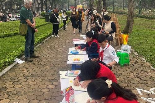 Quận Hai Bà Trưng: 'Ngày hội sách' trưng bày 65 bức tranh của HS tiểu học