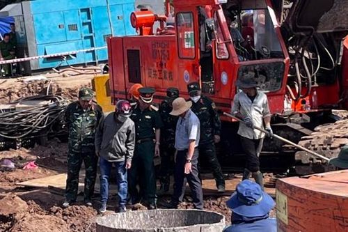 Thông tin mới nhất vụ cháu bé rơi xuống hố bê tông sâu 35m
