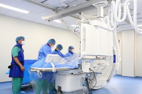 Cứu sống cụ bà 79 tuổi bị trụy tim mạch do túi phình lớn động mạch chủ bụng dọa vỡ