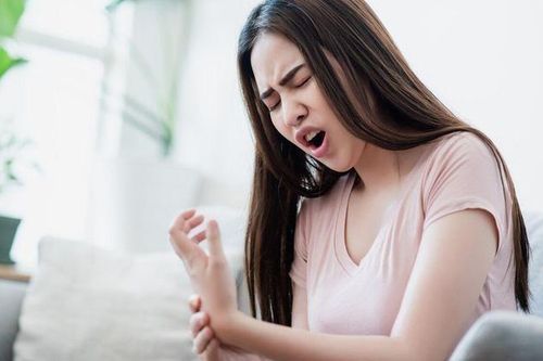 Thường xuyên tê tay, coi chừng mắc 6 bệnh này