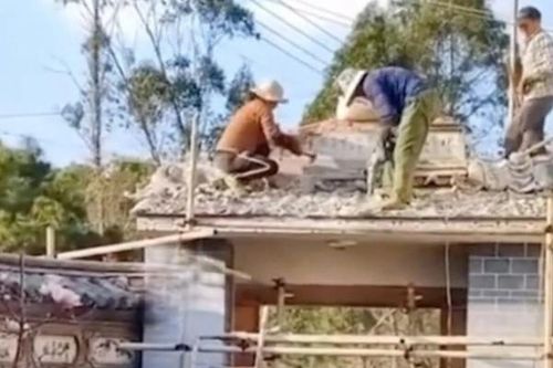 Bố mẹ chi tiền tỷ xây cổng 'phong thủy' để con trai thoát ế