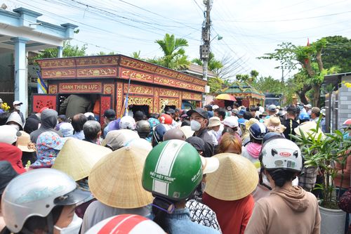 Dòng người tiễn đưa nạn nhân trong vụ tai nạn giao thông làm 10 người chết