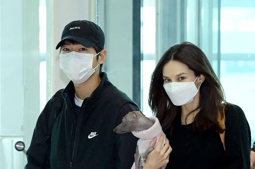 Song Joong Ki hạnh phúc xuất hiện cùng vợ tại sân bay sau thông báo kết hôn, có con
