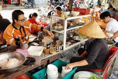 Về Đà Nẵng ghé quán bún hơn 30 năm bên đường tàu, giá rẻ bất ngờ